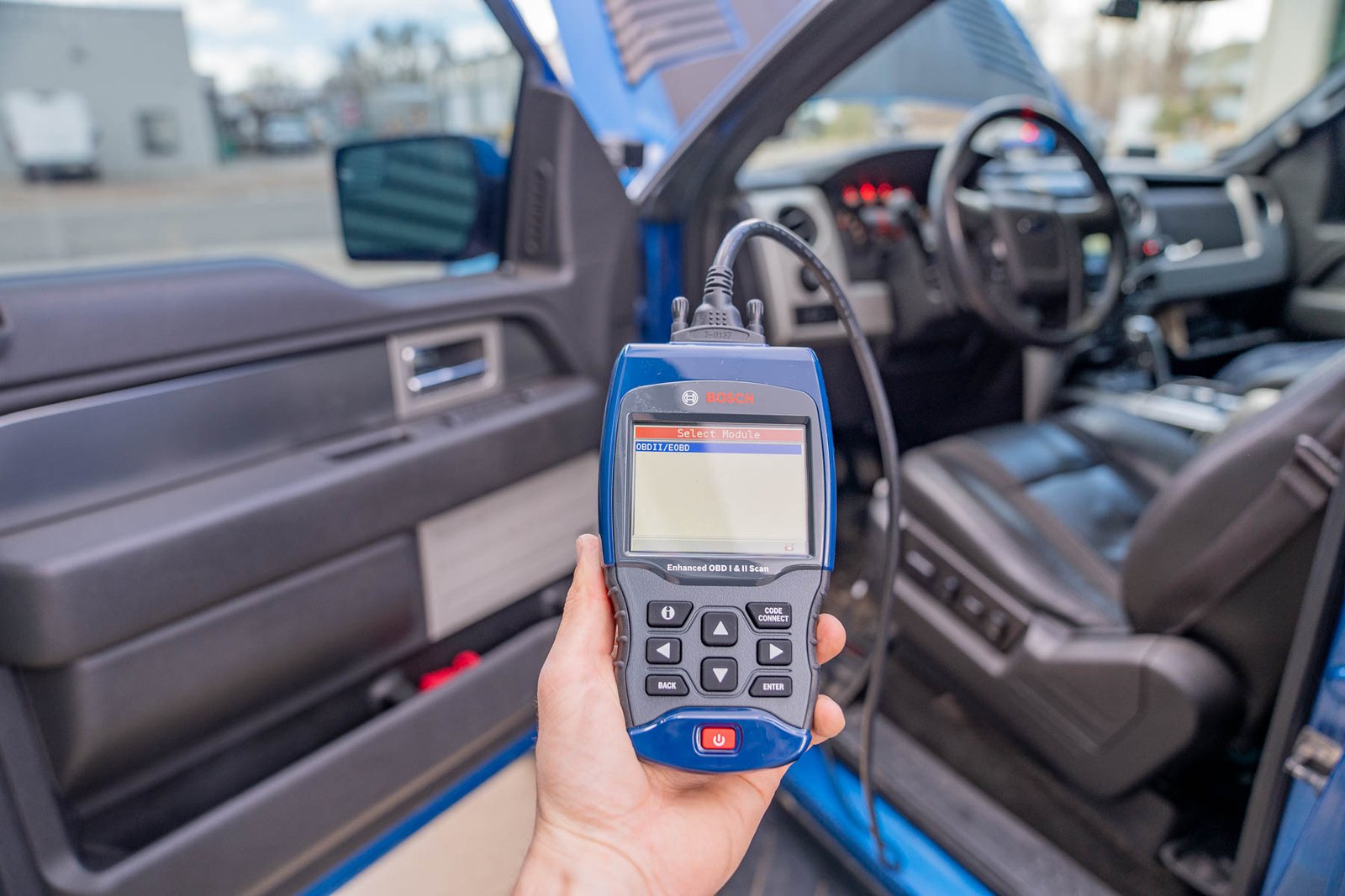 Nahaufnahme eines OBD2-Diagnosescanners, der Fahrzeugdaten liest